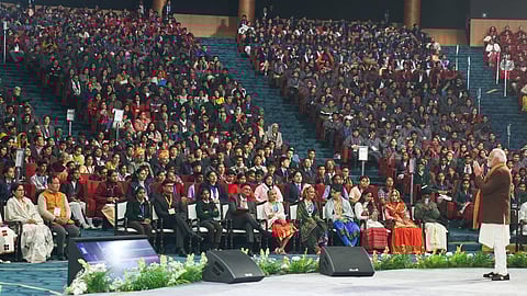 டெல்லியில் நேற்று நடைபெற்ற நிகழ்ச்சியில் பொதுத் தேர்வு எழுதும் மாணவர்களுடன் பிரதமர் நரேந்திர மோடி கலந்துரையாடினார். இதில் 3,000 பேர் நேரடியாகவும் 2.26 கோடி பேர் ஆன்லைன் வாயிலாகவும் பங்கேற்றனர்.