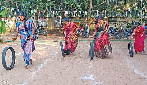 பெத்தநாயக்கனூர் அரசு பள்ளியில் நடைபெற்ற மரபு விளையாட்டு போட்டியில் டயர் வண்டி ஓட்டி மகிழ்ச்சி அடைந்த மாணவிகள்.