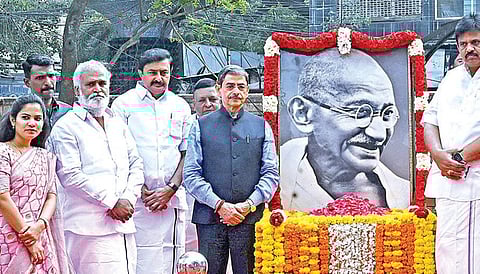 மகாத்மா காந்தியின் நினைவு நாளையொட்டி, சென்னை எழும்பூர், அரசு அருங்காட்சியக வளாகத்தில் அமைந்துள்ள அவரது சிலைக்கு அருகில் வைக்கப்பட்டிருந்த காந்தியின் உருவப்படத்துக்கு ஆளுநர் ஆர்.என்.ரவி மலர்தூவி அஞ்சலி செலுத்தினார். அமைச்சர்கள் மு.பெ.சாமிநாதன், பி.கே.சேகர்பாபு, மேயர் ஆர்.பிரியா, துணை மேயர் மகேஷ்குமார் மற்றும் அரசு அலுவலர்கள் உடன் உள்ளனர். படம்: ம.பிரபு