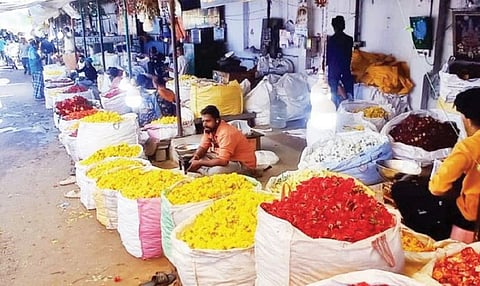 பண்டிகை, முகூர்த்தம் இல்லாததால் ஓசூர் மலர் சந்தையில் பூக்கள் விலை சரிவு: விவசாயிகள் வேதனை