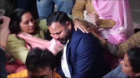 சண்டிகர் மாநகராட்சி மேயர் தேர்தலில் தோல்வி அடைந்ததால் மனம் உடைந்து கண்ணீர் சிந்திய ஆம் ஆத்மி வேட்பாளர் குல்தீப் குமார். படம்: பிடிஐ