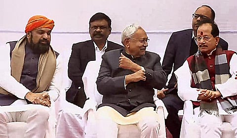 பிஹார் துணை முதல்வர்களுடன் முதல்வர் நிதிஷ் குமார்