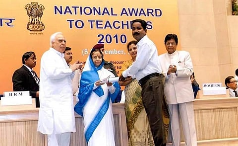 2010ம் ஆண்டில் தலைமை ஆசிரியர் கருப்பையன் தேசிய நல்லாசிரியர் விருது பெறும் புகைப்படம்