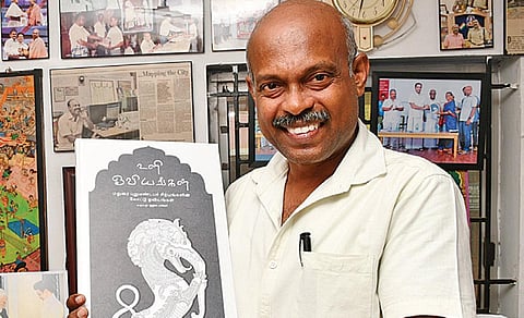 மதுரை புதுமண்டபத்தின் சிற்பங்களை கோட்டோவியமாக தீட்டி நூலாக்கிய ஓவியர் மு.ரத்தின பாஸ்கர். | படம்: எஸ்.கிருஷ்ணமூர்த்தி |