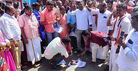 உருவப்படத்தைக் கிழித்து ஆ.ராசாவுக்கு எதிராக அதிமுகவினர் போராட்டம் @ உதகை