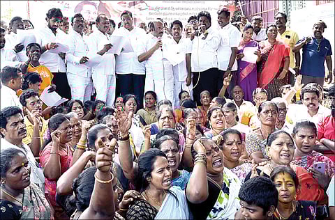 பணிப்பெண்ணை திமுக எம்எல்ஏ மகன் துன்புறுத்திய விவகாரம்: தமிழகம் முழுவதும் 82 இடத்தில் அதிமுக ஆர்ப்பாட்டம்