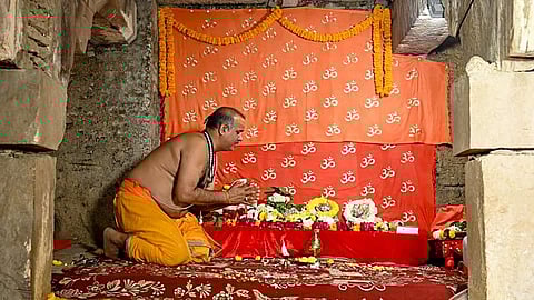 வாராணசி நீதிமன்ற உத்தரவை தொடர்ந்து வியாஸ் மண்டபத்தில் நேற்று பூஜை செய்த அர்ச்சகர்.