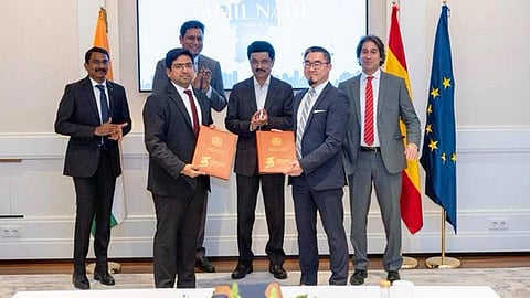 தமிழகத்தில் பல்வேறு பகுதிகளில் தளவாட வசதிகளை ஏற்படுத்த முதல்வர் மு.க.ஸ்டாலின் முன்னிலையில் ஹபக் லாய்டு நிறுவனம் புரிந்துணர்வு ஒப்பந்தங்களை பரிமாறிக் கொண்டது. உடன் தொழில்துறை அமைச்சர் டிஆர்பி ராஜா உள்ளிட்டோர்.