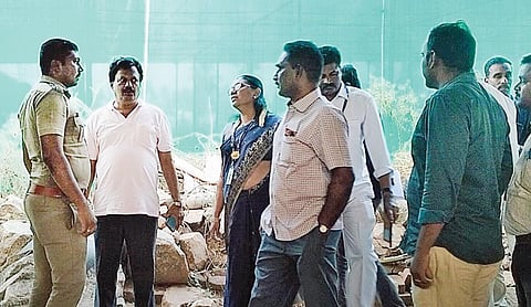 தொப்பூரை அடுத்த பரிகம் கிராமத்தில் தற்காலிக முகாம் அமைத்து, சட்ட விரோதமாக கருவின் பாலினம் தெரிவித்த கும்பல் குறித்து சுகாதாரம் மற்றும் காவல் துறை அதிகாரிகள் நேற்று விசாரணை மேற் கொண்டனர்.