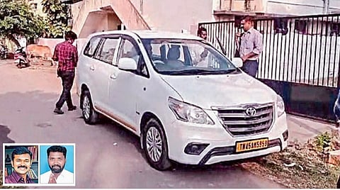 திருச்சி வயலூர் சாலை சண்முகா நகரில் சாட்டை துரைமுருகன் வீட்டில் சோதனை நடத்திவிட்டு, வெளியே வரும் என்ஐஏ அதிகாரிகள். உள்படம்: சாட்டை துரைமுருகன் மற்றும் மதிவாணன்