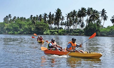 உள்ளூர் மீனவர்கள் வாழ்வாதாரம் பாதிக்கப்படும் வகையில் புதுச்சேரி அரியாங்குப்பம் ஆற்றில் படகு சவாரிக்கு அனுமதி அளிக்கப்பட்டுள்ளது. படம்: எம்.சாம்ராஜ்