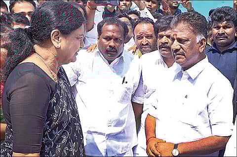 சென்னை மெரினாவில் அண்ணாவுக்கு மரியாதை செலுத்த வந்த சசிகலாவும், ஓ.பன்னீர்செல்வமும் சந்தித்துக் கொண்டனர். படம்: ம.பிரபு