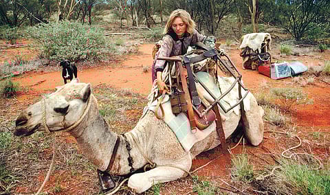 பக்கத்து வீடு: 4 ஒட்டகங்கள்... 9 மாதங்கள்... ஆளற்ற பாலைவனம் | அமைதியைத் தேடி ஒரு பயணம்