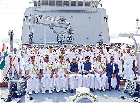 ஆந்திர மாநிலம், விசாகப்பட்டினத்தில் நேற்று நடைபெற்ற விழாவில் இந்திய கடற்படையில் ‘ஐஎன்எஸ் சந்தாயக்’ ஆய்வுக் கப்பல் இணைக்கப்பட்டது. விழாவில் பாதுகாப்பு அமைச்சர் ராஜ்நாத் சிங், கடற்படை தளபதி அட்மிரல் ஆர்.ஹரிகுமார் மற்றும் அதிகாரிகள். படம்: பிடிஐ