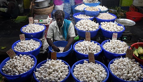 வரத்து குறைவால் கோயம்பேடு சந்தையில் பூண்டு விலை கிலோ ரூ.500: 10 நாட்களுக்கு பிறகு விலை குறைய வாய்ப்பு