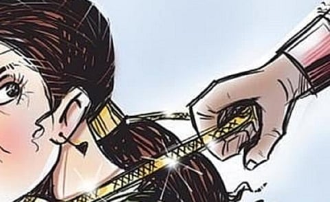 நகை பறிப்பில் ஈடுபட்டு கைதான தலைமை காவலர் பணியிடை நீக்கம் @ பொள்ளாச்சி