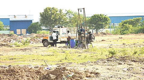 மாட்டுத்தாவணி மைதானத்தில் டைடல் பார்க் அமைக்க ஒதுக்கப்பட்ட இடத்தில் நடந்த மண் பரிசோதனை.படம்: எஸ்.கிருஷ்ணமூர்த்தி