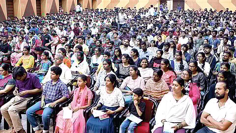 யுபிஎஸ்சி, டிஎன்பிஎஸ்சி போட்டித் தேர்வர்களுக்காக சங்கர் ஐஏஎஸ் அகாடமி வழங்கும் ‘இந்து தமிழ் திசை - ஆளப்பிறந்தோம்’ வழிகாட்டு சோர்வடைய வேண்டாம். நிகழ்ச்சி சென்னை கிண்டியில் உள்ள அண்ணா பல்கைலக்கழக விவேகானந்தா அரங்கில் நேற்று நடைபெற்றது. இதில் பங்கேற்ற மாணவர்கள் மற்றும் அவர்களது பெற்றோர்.
| படங்கள் : எஸ்.சத்தியசீலன் |