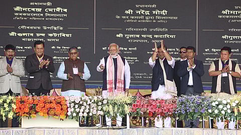 அசாமின் குவாஹாட்டியில் நேற்று நடைபெற்ற அரசு நலத் திட்ட விழாவில் பிரதமர் நரேந்திர மோடி பங்கேற்றார். உடன் அசாம் முதல்வர் ஹிமந்த பிஸ்வா சர்மா மற்றும் அம்மாநில தலைவர்கள்.