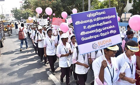 ஈரோட்டில், உலக புற்றுநோய் விழிப்புணர்வு தினத்தை ஒட்டி, இந்திய மருத்துவ சங்கம் மற்றும் சுதா மருத்துவமனை சர்பில் நடைபெற்ற புற்று நோய் விழிப்புணர்வு பேரணி