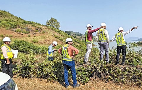 ஒடிசா மாநிலத்தில் மிகவும் பிரபலமான லிப்ட் மூலம் நீர்ப்பாசனம் மேற்கொள்ள உதவும் ‘லோவர் சக்டெல்’ பாசன திட்டத்துக்காக மேப்பிங் பணியில் ஈடுபட்ட ‘பேர்டுஸ்கே ல் டிரோன்’ நிறுவன ஊழியர்கள் .