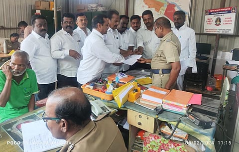 மதுரை மாநகர மாவட்ட அதிமுக வழக்கறிஞர் பிரிவு செயலாளர் தமிழ்ச்செல்வம் உள்ளிட்ட வழக்கறிஞர்கள் தெப்பக்குளம் காவல் நிலையத்தில் புகார் மனு ஒன்றை இன்று கொடுத்தனர்.