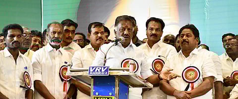 மதுரை தெப்பக்குளம் பகுதியில் ஒருங்கிணைந்த மதுரை மாவட்ட தொண்டர் உரிமை மீட்பு குழு நிர்வாகிகளை ஆலோசனை கூட்டத்தில் பேசிய முன்னாள் முதல்வர் ஓபிஎஸ் அவர்கள். | படம்: எஸ். கிருஷ்ணமூர்த்தி