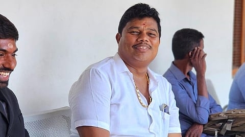 கோவை மாநகர குற்றப்பிரிவு போலீஸார் அலுவலகத்துக்கு விசாரணக்கு ஆஜரான சக்தியானந்த் | படம்: ஜெ.மனோகரன்