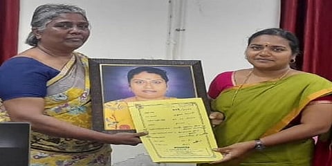 மாவட்ட முதன்மைக்கல்வி அலுவலர் கா.கார்த்திகாவிடம் நிலத்தை தானமாக வழங்கும் ஆயி என்ற பூரணம்மாள்