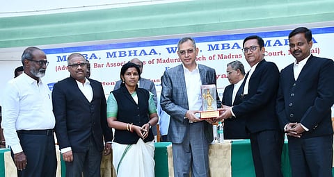 நீதிபதி எஸ்.வைத்தியநாதனுக்கு நினைவுப்பரிசு வழங்கப்பட்டது. | படம்: எஸ்.கிருஷ்ணமூர்த்தி.