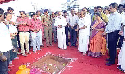 சென்னை கிளாம்பாக்கம் பேருந்து முனையத்தில் காவல் நிலையம் கட்டுவதற்கான அடிக்கல் நாட்டுவிழா நேற்று நடந்தது. இதில் அமைச்சர்கள் தா.மோ அன்பரசன் , பி.கே .சே கர்பாபு, ஆட்சியர் அருண்ராஜ், தாம்பரம் காவல் ஆணையர் அமல்ராஜ் பங்கேற்றனர்.
| படம்: எம்.முத்துகணேஷ் |