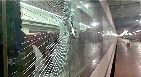 வந்தே பாரத் ரயில் மீது மர்மநபர்கள் கல்வீசியதில் சேதமடைந்த ரயிலின் கண்ணாடி. படம்: மு.லெட்சுமி அருண்