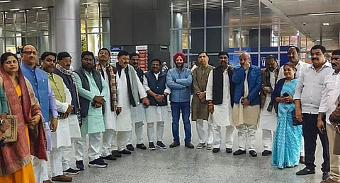 பிஹாரில் நம்பிக்கை வாக்கெடுப்பு நடைபெற உள்ள நிலையில் காங்கிரஸ் எம்எல்ஏ-க்கள் தெலங்கானா ரிசார்ட்டில் தங்கவைப்பு