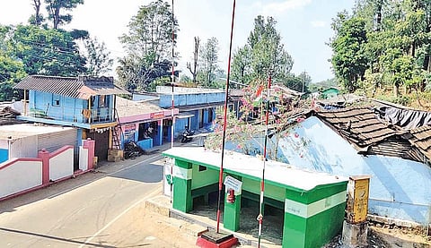 ஓவேலி பேரூராட்சிக்கு உட்பட்ட பார்வுட் கிராமம்.