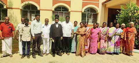 ஸ்ரீவில்லிபுத்தூரில் உள்ள மாவட்ட நீதிமன்றத்தில் ஆஜரான பாமக பொருளாளர் திலகபாமா உள்ளிட்டோர்.