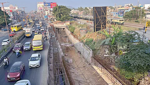 சென்னை குரோம்பேட்டை ராதா நகர் சுரங்கப்பாதை பணி 15 ஆண்டு களுக்கும் மேலாக நடந்துவருகிறது. இறுதிகட்டத்தை எட்டியுள்ள நிலையில், பணிகள் விறுவிறுப்பாக நடந்து வருகின்றன.படம்: எம்.முத்துகணேஷ்