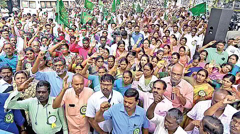 ஊரக வளர்ச்சி துறையில் காலி பணியிடங்களை நிரப்ப வேண்டும், அவுட்சோர்ஸிங் முறையை கை விட வேண்டும் என்று வலியுறுத்தி சென்னைசை தாப்பேட்டை பனகல் மாளிகை அருகே தமிழ்நாடு ஊரக வளர்ச்சி துறை அலுவலர் சங்கம் சார்பில் நேற்று ஆர்ப்பாட்டம் நடத்தப்பட்டது.
| படம்: ம.பிரபு |