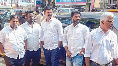 சென்னை புரசைவாக்கத்தில் உள்ள என்ஐஏ அலுவலகத்தில் நேற்று விசாரணைக்கு ஆஜரான நாம் தமிழர் கட்சி நிர்வாகிகள்.