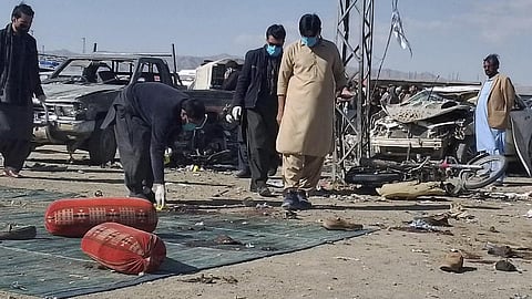 பாகிஸ்தானில் பலுசிஸ்தான் மாகாணத்தில் நேற்று இரட்டை குண்டுவெடிப்பு சம்பவம் நடைபெற்றது. முதல் குண்டுவெடிப்பு நிகழ்ந்த பிஷின் நகரில் தடயங்களை சேகரிக்கும் பணியில் ஈடுபட்ட அதிகாரிகள்.