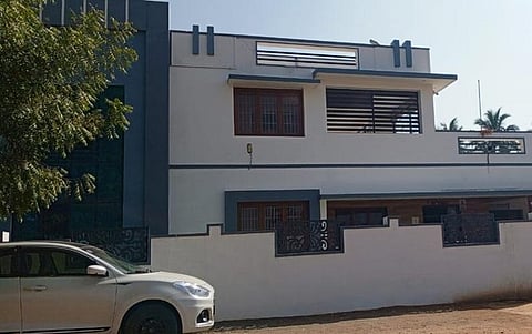 கரூரில் உள்ள அமைச்சர் வீட்டின் முன்னால் நிறுத்திவைக்கப்பட்டுள்ள அமலாக்கத் துறை அதிகாரிகள் வந்த வாகனம்.