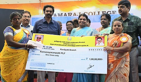 தூத்துக்குடியில் நடைபெற்ற விழாவில் மகளிர் சுய உதவிக் குழுக்களுக்கு வங்கி கடன் இணைப்புகளை அமைச்சர் பெ.கீதா ஜீவன் வழங்கினார். படம்: என்.ராஜேஷ்