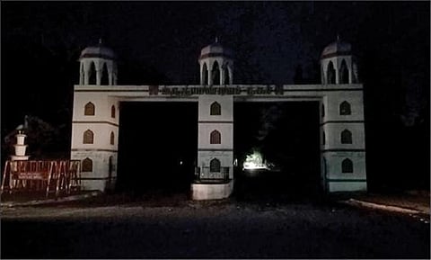 சிவகங்கையில் இருட்டாக உள்ள மாவட்ட ஆட்சியர் அலுவலக நுழைவாயில்.