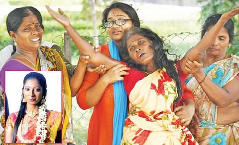 மருத்துவமனையில் பிரசவத்தின் போது தாயும் சேயும் உயிரிழந்ததால் மருத்துவமனை வளாகத்தில் கதறி அழுத பெண்ணின் உறவினர்கள். உள்படம்: தீபாபடம்: எம்.சாம்ராஜ்.