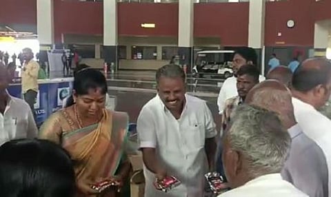 மத்திய அரசின் நிதி பகிர்வு பாகுபாட்டை கண்டித்து அல்வா வழங்கி திமுகவினர் போராட்டம் @ பொள்ளாச்சி