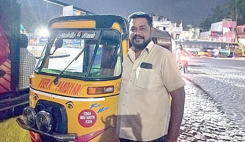 ஆசானை கவுரவித்த ஆட்டோ டிரைவர்