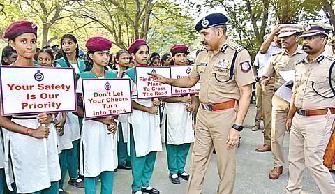 பள்ளிகளை சுற்றி போக்குவரத்து நெரிசல், விபத்துகளை குறைக்கும் வகையில்சென்னை போக்குவரத்து போலீஸார், ‘பள்ளி போக்குவரத்து தன்னார்வலர்கள்’ என்ற புதிய திட்டத்தை தொடங்கி உள்ளனர். இதனை காவல் ஆணையர்சந்தீப் ராய் ரத்தோர் நேற்று தொடங்கி வைத்து தன்னார்வ மாணவிகளுக்கு போக்குவரத்து விதிகள் குறித்து விளக்கினார். நிகழ்ச்சியில் போக்குவரத்து காவல் கூடுதல் ஆணையர் ஆர்.சுதாகர் உட்பட பலர் கலந்து கொண்டனர். படம்: ம.பிரபு