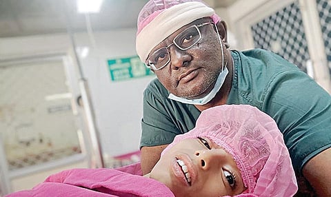 எலும்பு மூட்டு அறுவை சிகிச்சை நிபுணர் ஜான் விஸ்வநாத்துடன், சிறுவன் முகமது துல்கர் மற்றும் அவனது பெற்றோர்.