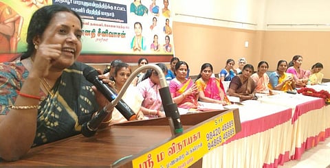 ஈரோடு டி.என்.பாளையத்தில் நடைபெற்ற திருப்பூர் மக்களவை தொகுதி பாஜக மகளிர் பிரதிநிதிகள் மாநாட்டில் பாஜக தேசிய மகளிர் அணி தலைவரும், கோவை தெற்கு தொகுதி எம்எல்ஏவுமான வானதி சீனிவாசன் பேசினார்.