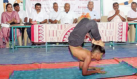 மதுரையில் நடந்த யோகாசனப் போட்டியில் விருச்சிகாசனம் செய்து காட்டிய 6-ம் வகுப்பு மாணவர் தியானேஷ்.