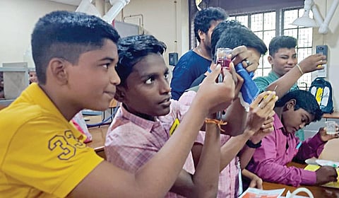 இளம் மாணவர் விஞ்ஞானி திட்டம்: மாணவர்களின் உற்சாகமான கற்றல் அனுபவம்